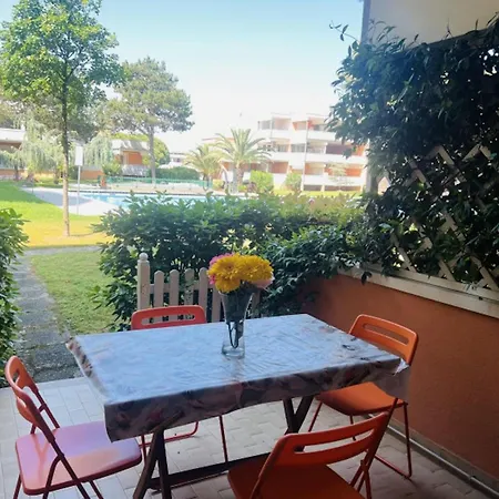 With Direct Access To The Pool Apartman *