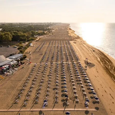 With Direct Access To The Pool